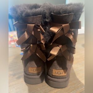 UGG women chocolate Brown size 6